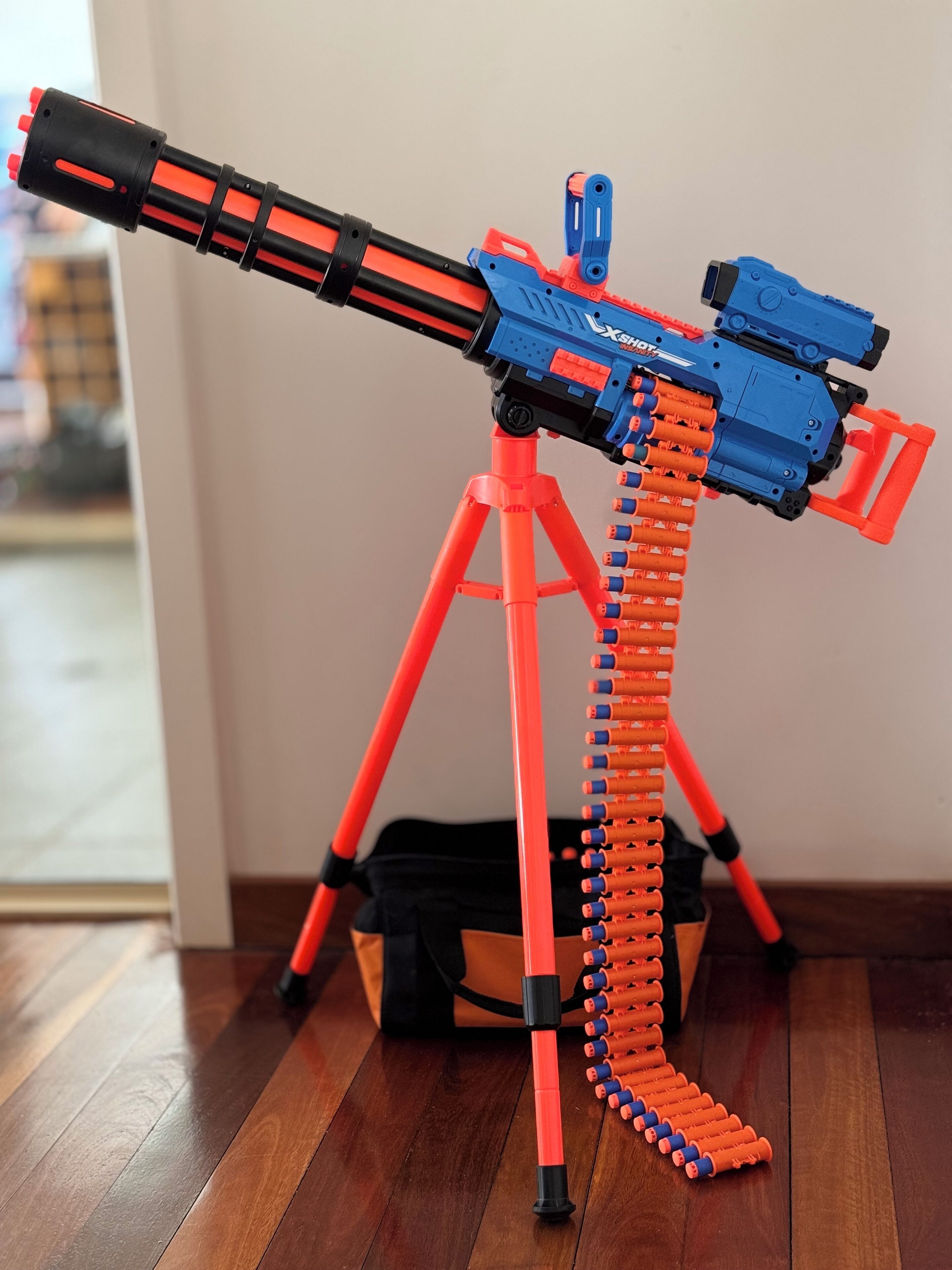 Een speelgoedpistool op een statief.