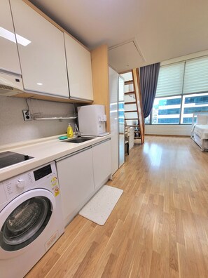 Private kitchen - [30sec Hongik subway station]JS House#1 (Seoul)