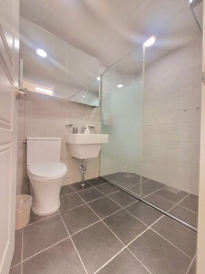 Shower, hair dryer, towels, soap - [30sec Hongik subway station]JS House#1 (Seoul)