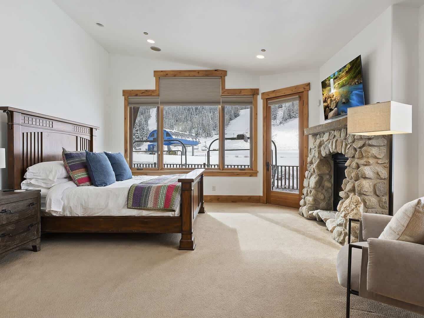 5 bedrooms, desk, iron/ironing board, travel crib