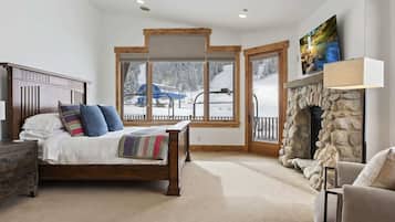5 bedrooms, desk, iron/ironing board, travel crib