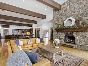 Fernseher, Kamin, Videospiele, Bücher