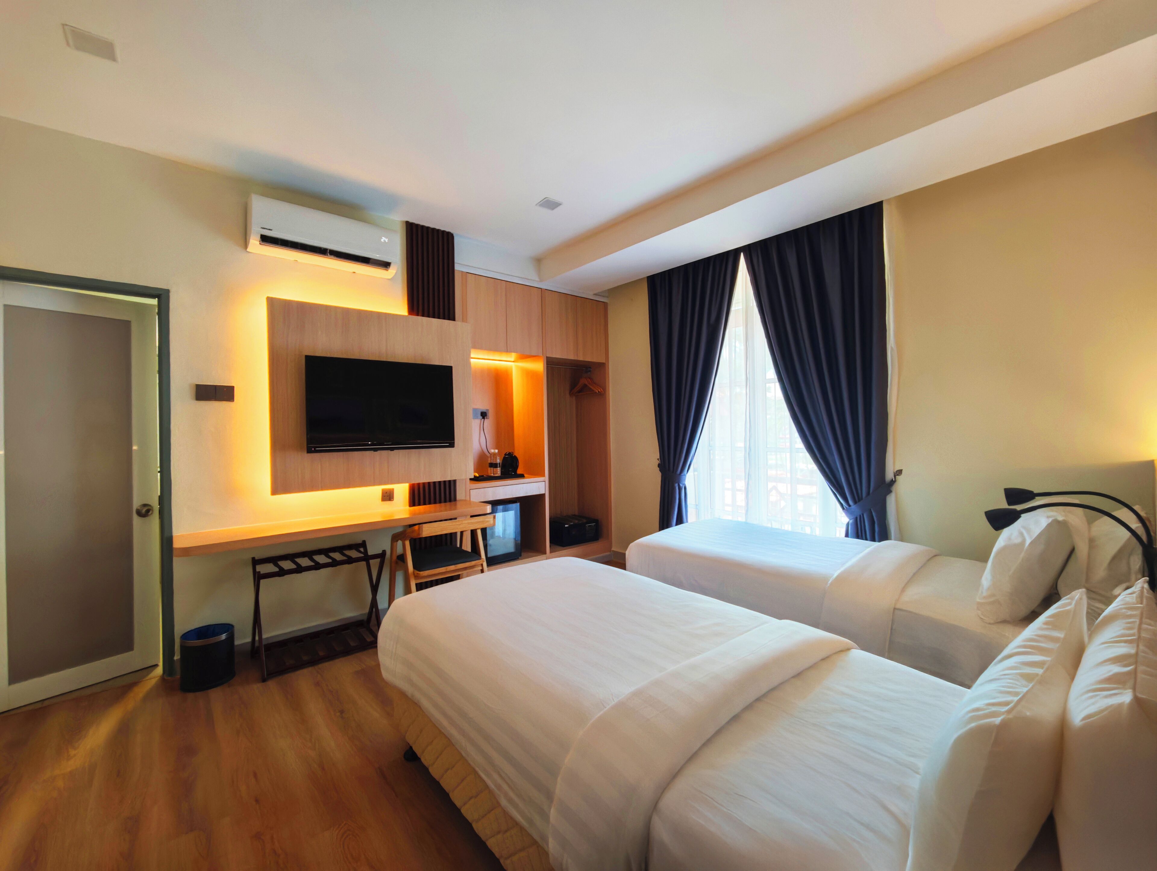 Superior Twin Room, Garden View | In-room safe, blackout drapes, iron/ironing board, free WiFi