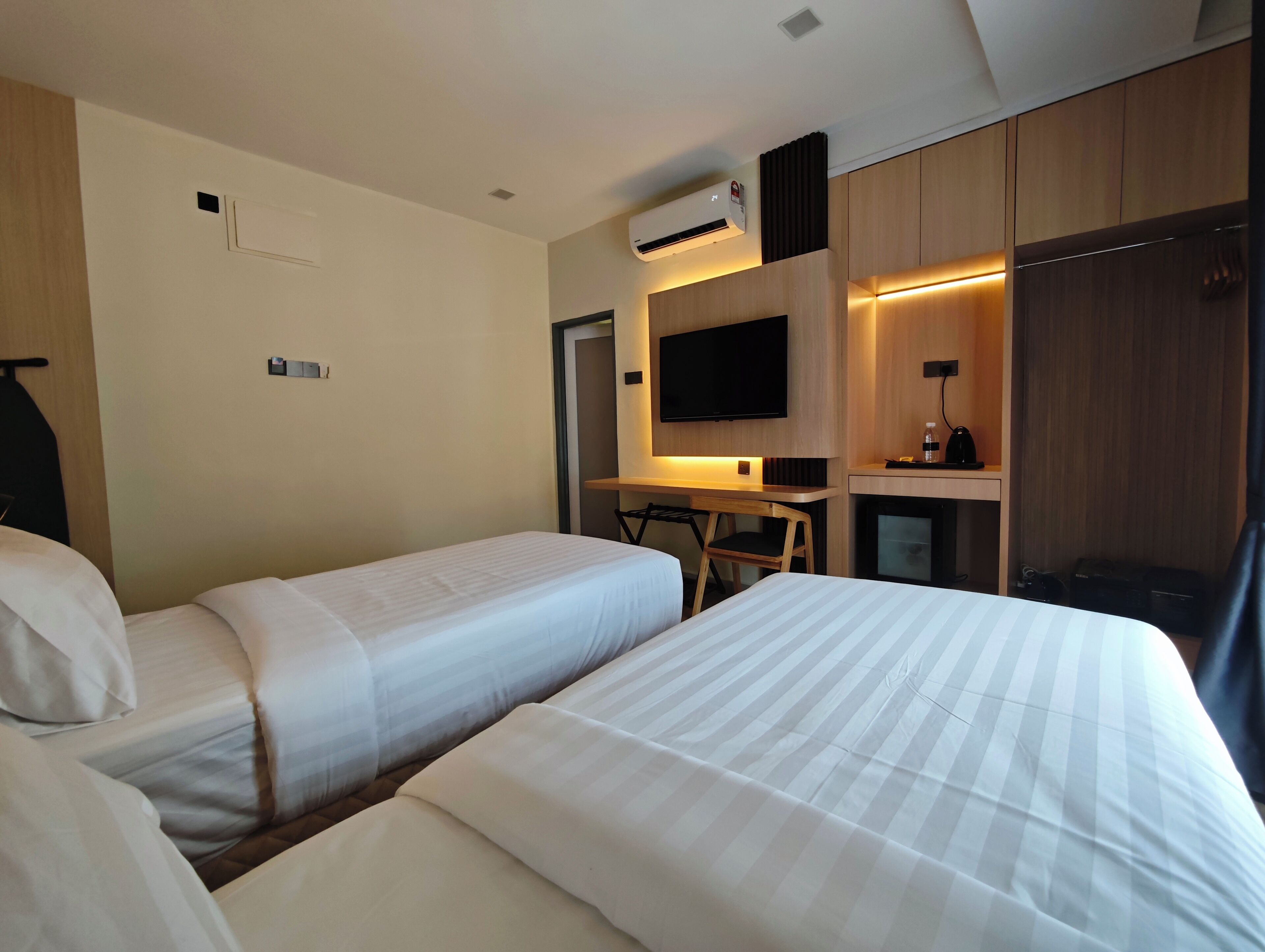 Superior Twin Room, Garden View | In-room safe, desk, laptop workspace, blackout curtains