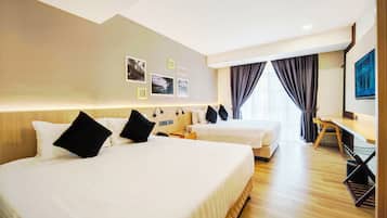 Habitación cuádruple Deluxe, balcón, vista al jardín | Caja de seguridad en la habitación y cortinas blackout