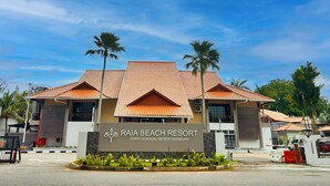 A resort building with a sign reading "RAIA BEACH RESORT PORT DICKSON, NEGERI SEMBILAN". - Raia Beach Resort Port Dickson (Port Dickson)