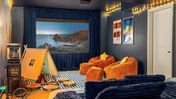 5 soverom, skrivebord, strykejern/-brett og reiseseng for barn