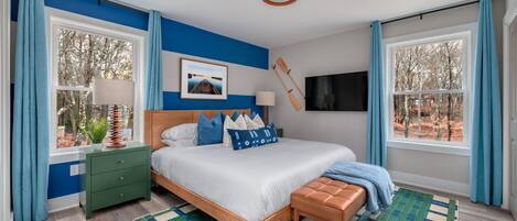 Escritorio, tabla de planchar con plancha, cuna de viaje y wifi