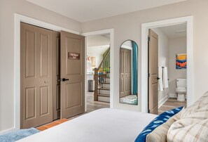 5 Schlafzimmer, Schreibtisch, Bügeleisen/Bügelbrett, Reisekinderbett