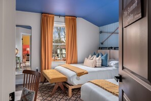 Bureau, fer et planche à repasser, lit parapluie, Wi-Fi