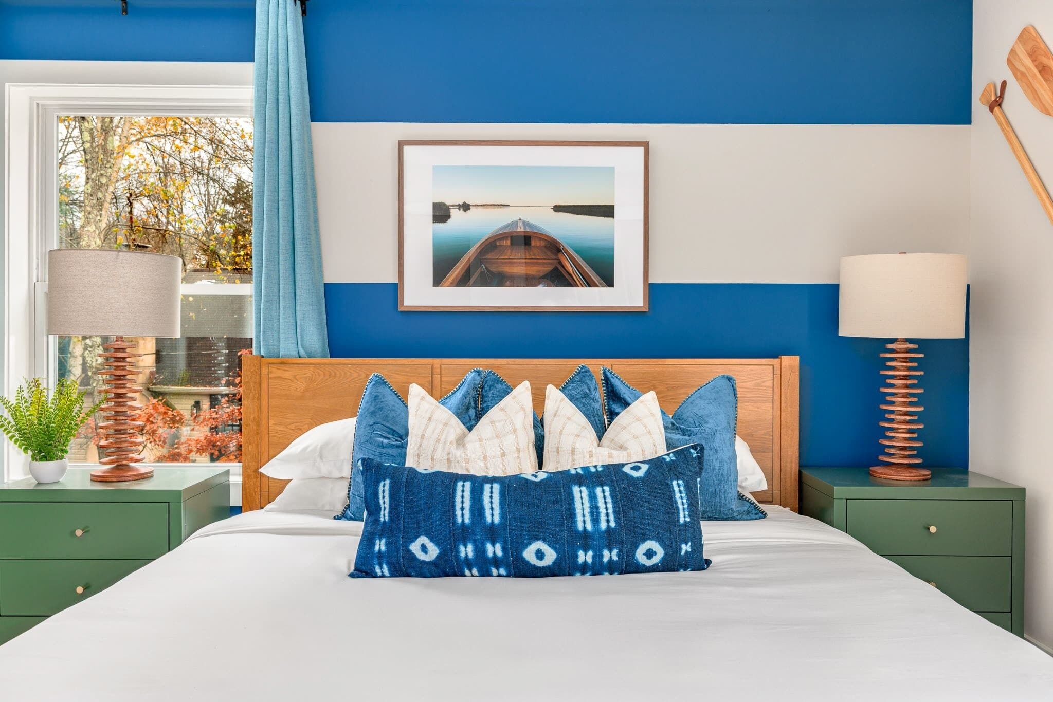 5 soverom, skrivebord, strykejern/-brett og reiseseng for barn