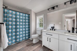 Douche, sèche-cheveux, serviettes fournies