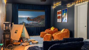 5 chambres, bureau, fer et planche à repasser, lit de bébé portatif