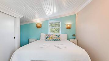 Een bureau, een strijkplank/strijkijzer, wifi, beddengoed