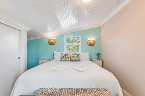 Escritorio, tabla de planchar con plancha, wifi y ropa de cama 