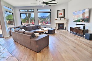 تلفزيون ذكي، مدفأة، مكتب