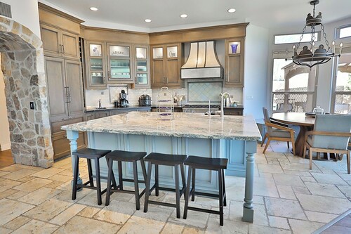 Canyon Ridge Oasis-a luxury desert retreat with Tucson elegance.