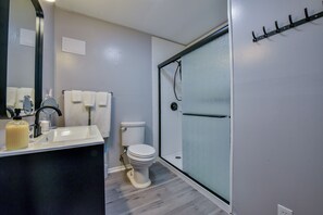 Een douche, een haardroger, handdoeken