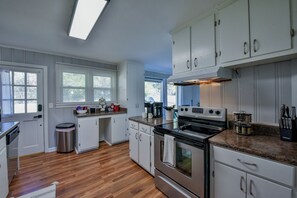 Kylskåp, mikrovågsugn, ugn och spishäll