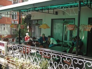 Outdoor dining - Potala Tourist Home (Kathmandu)