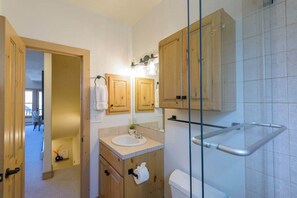 Dusche, Haartrockner, Handtücher, Shampoo