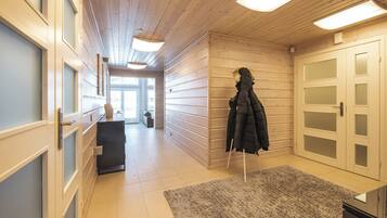 Luxury-Villa, Seeblick, Executive-Etage | Wohnbereich | Flachbildfernseher