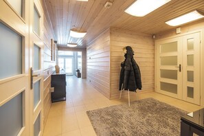 Vila superluxo, vista para o lago, no andar executivo | Área de estar | TV de tela plana