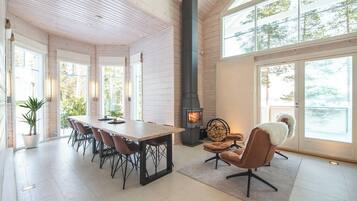 Luksushuvila, järvinäköala, executive-taso | Oleskelualue | Taulutelevisio