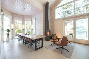 Vila superluxo, vista para o lago, no andar executivo | Área de estar | TV de tela plana