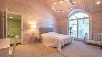 Villa de lujo, vistas al lago, planta ejecutiva | Escritorio y espacio para trabajar con un portátil