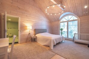 Luxury-Villa, Seeblick, Executive-Etage | Schreibtisch, laptopgeeigneter Arbeitsplatz, Bügeleisen/Bügelbrett