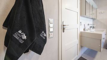 Villa de lujo, vistas al lago, planta ejecutiva | Baño | Bañera y ducha independientes, secador de pelo, toallas y jabón