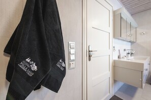 Luxury-Villa, Seeblick, Executive-Etage | Badezimmer | Badewanne und Dusche (separat), Haartrockner, Handtücher, Seife