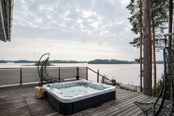 Outdoor spa tub - Villa Lago (Kuopio)