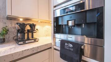 Biệt thự Cao cấp, quang cảnh hồ, tầng Executive | Bếp riêng | Tủ lạnh, lò vi sóng, lò nướng, bếp nấu