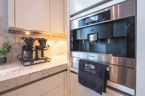 Villa Luxe, vue lac, niveau Exécutif | Cuisine privée | Grand réfrigérateur, micro-ondes, four, plaque de cuisson