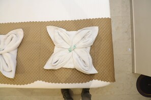 مكتب ومساحة عمل للكمبيوتر المحمول ومكواة/لوح كي وواي فاي مجانًا