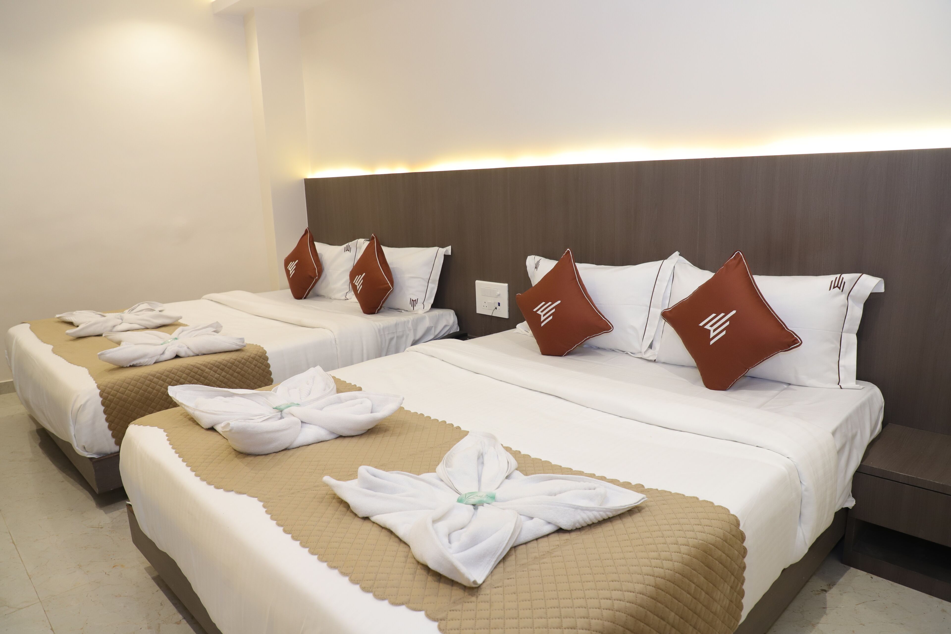 Family Room | Desk, laptop workspace, iron/ironing board, free WiFi