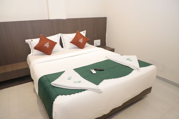 مكتب ومساحة عمل للكمبيوتر المحمول ومكواة/لوح كي وواي فاي مجانًا