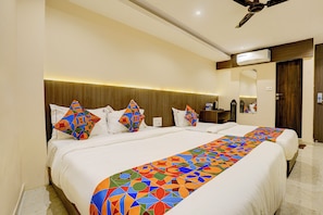 Quarto triplo | Escrivaninha, espaço de trabalho para notebook