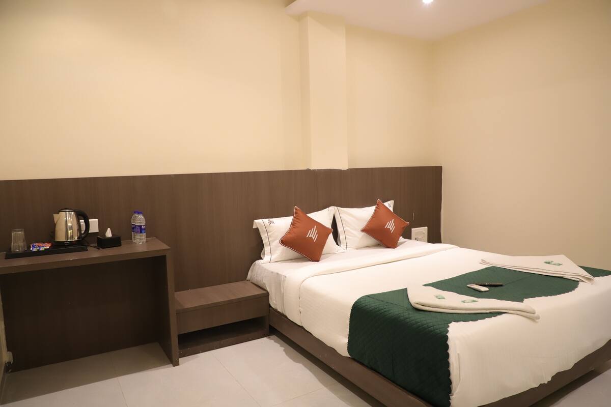 مكتب ومساحة عمل للكمبيوتر المحمول ومكواة/لوح كي وواي فاي مجانًا