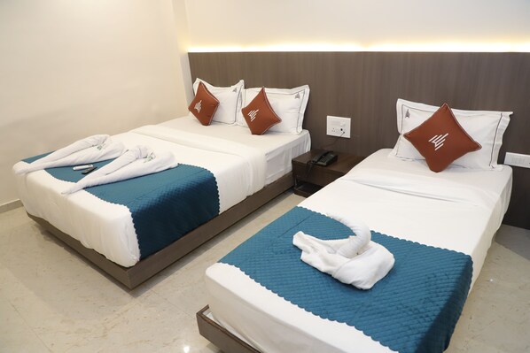 غرفة ثلاثية | مكتب ومساحة عمل للكمبيوتر المحمول ومكواة/لوح كي وواي فاي مجانًا