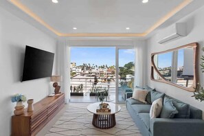 TV, offices - Boho 2 BR Condo - Dowtown - Rooftop Pool - Jacuzzi (Puerto Vallarta)