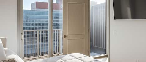 Tabla de planchar con plancha, wifi y ropa de cama