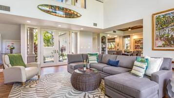 Casa de ciudad, varias camas, lanai, vista al jardín (Mauna Lani Islands K1) | Área de sala de estar