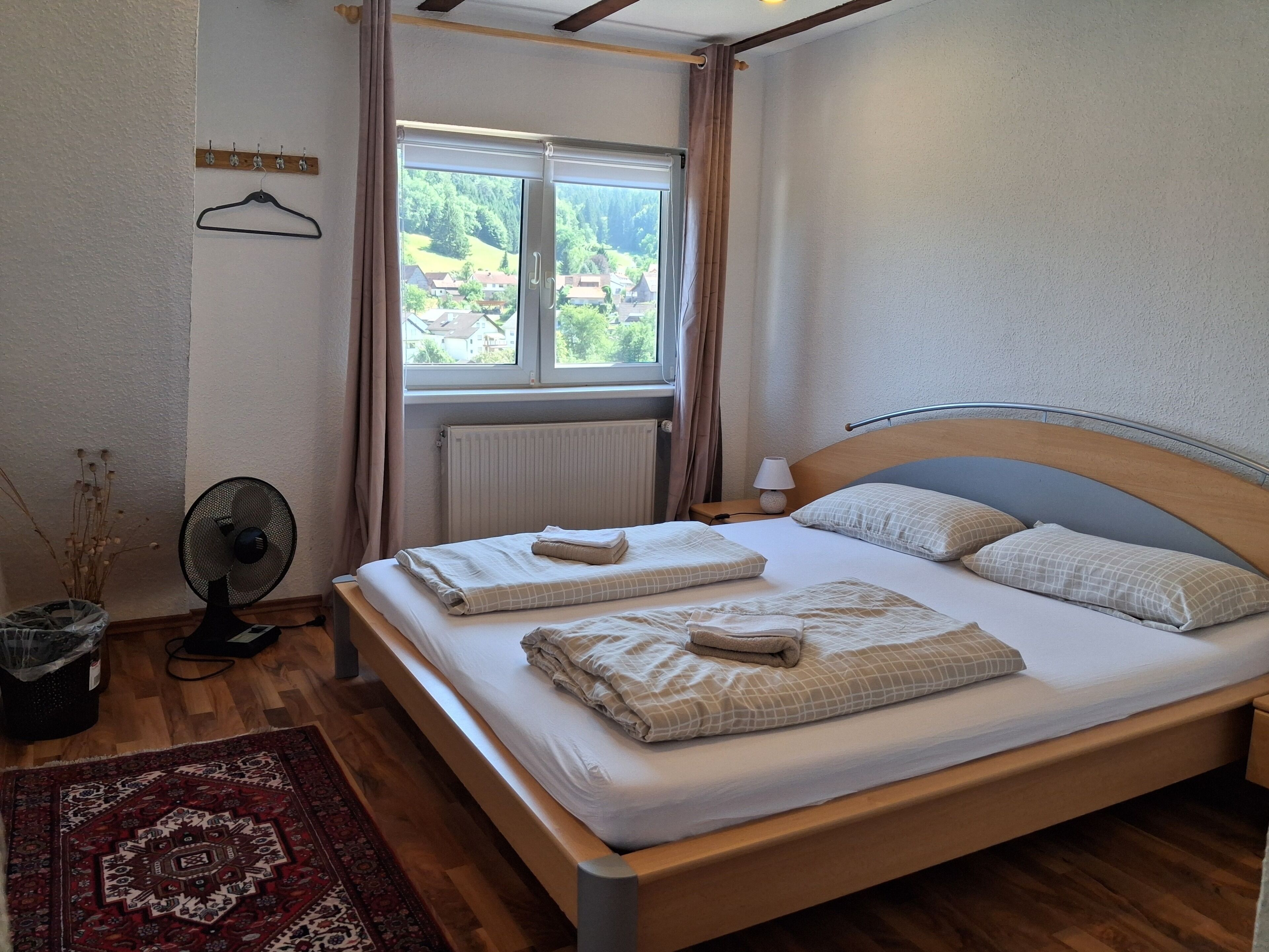 2 habitaciones, tabla de planchar con plancha y wifi gratis 