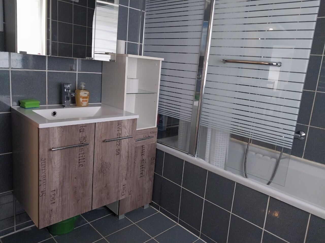 Sèche-cheveux, serviettes fournies, savon, papier toilette