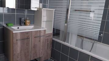 Een haardroger, handdoeken, zeep, toiletpapier