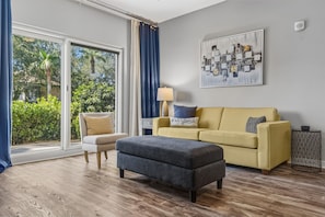 Smart TV - 1BR at Luau! Ground Level Walkout! Tropical Pool, Hot Tub, Waterfall,Tiki Bar (Miramar Beach)