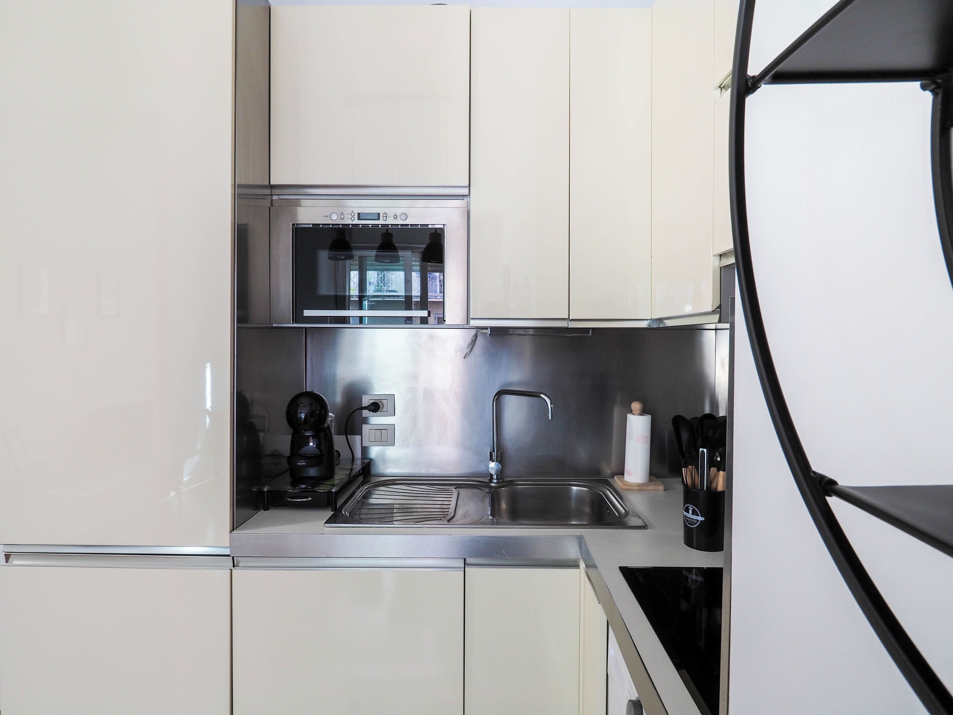 Frigorifero, microonde, piano cottura, lavastoviglie